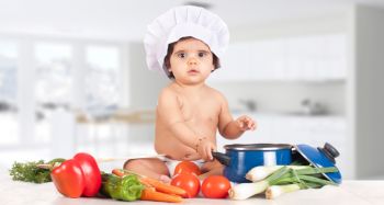 dziecko w kuchni w czapce